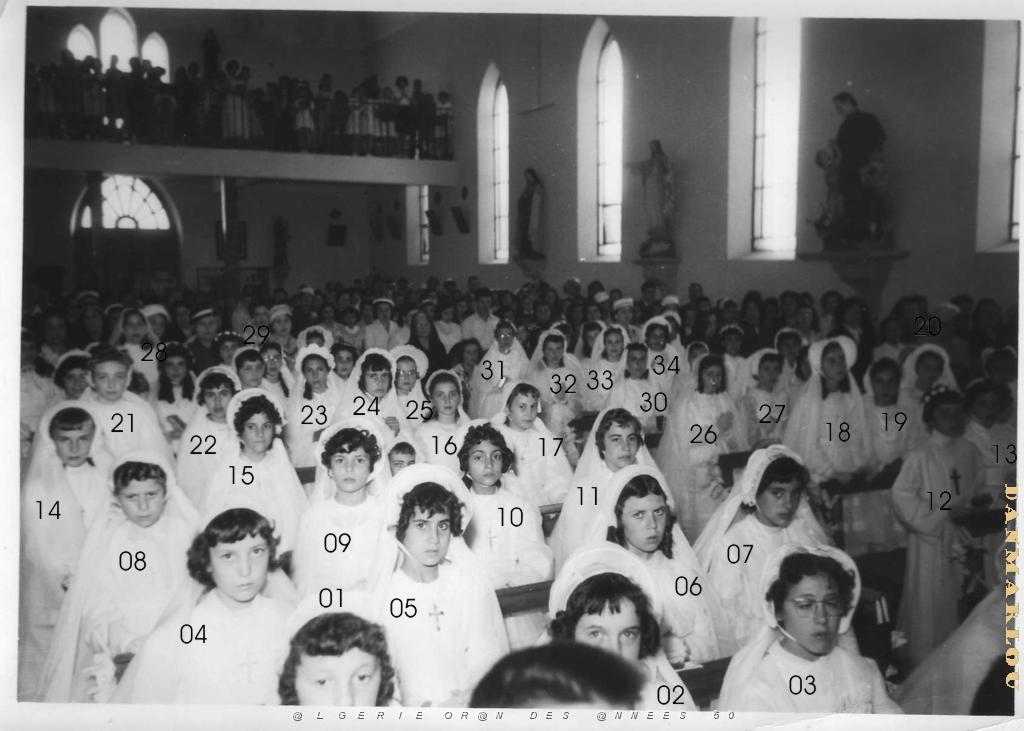 COMMUNIONS ORAN MARAVAL NOTRE DAME DE LOURDES 1957 30 MAI FILLES.jpg